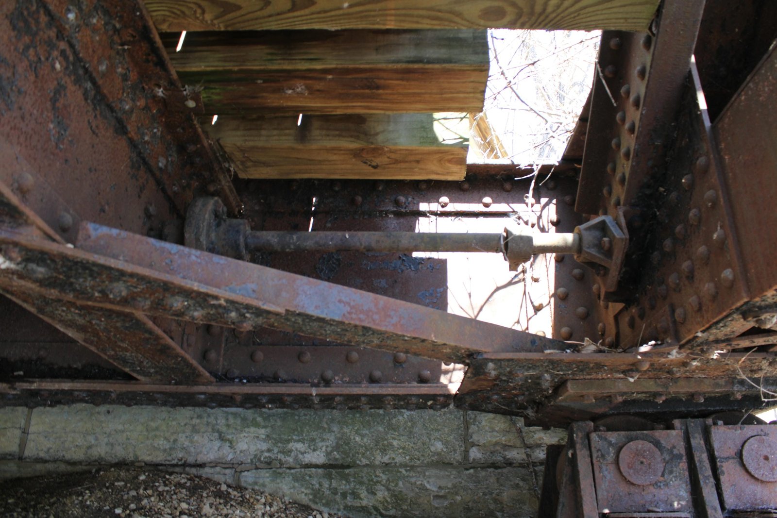 Locking and lifting mechanism